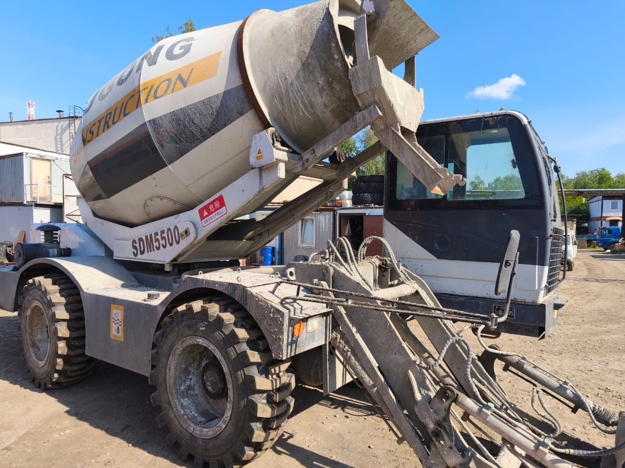 Самозагружающий самоходный бетоносмеситель YUGONG SDM5500
